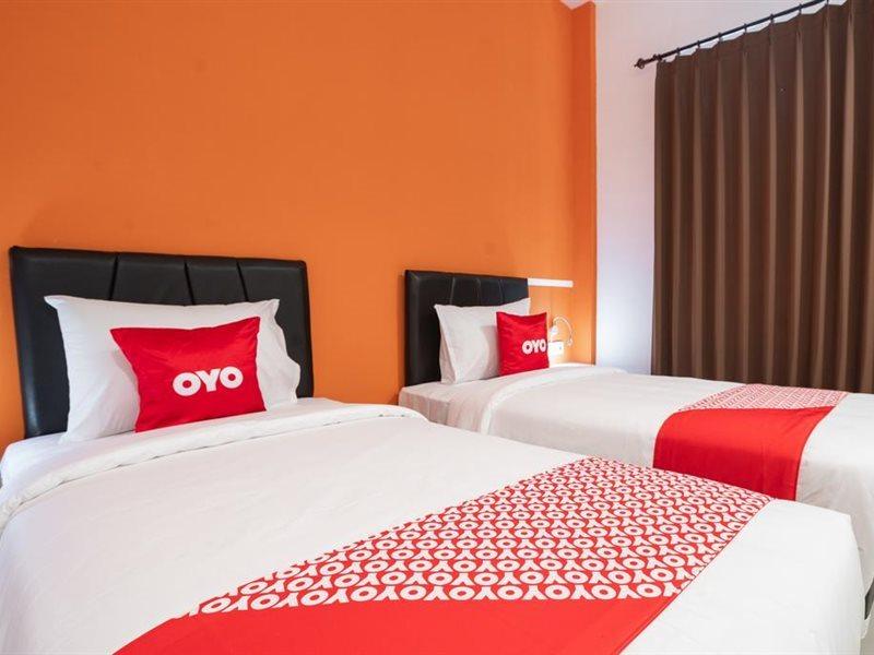 Oyo Flagship 1575 Urban 18 Hotel Surabaya Exterior photo